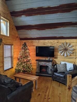 Smart TV, fireplace - Faye's Retreat (Fort Payne)