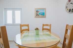Dining - Spacious apt with big patio,terrace&great sea view (Arbanija)