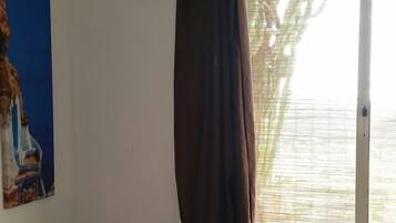 1 camera, ferro/asse da stiro, lenzuola