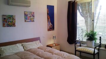 1 habitación, tabla de planchar con plancha y ropa de cama