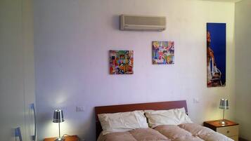 1 habitación, tabla de planchar con plancha y ropa de cama