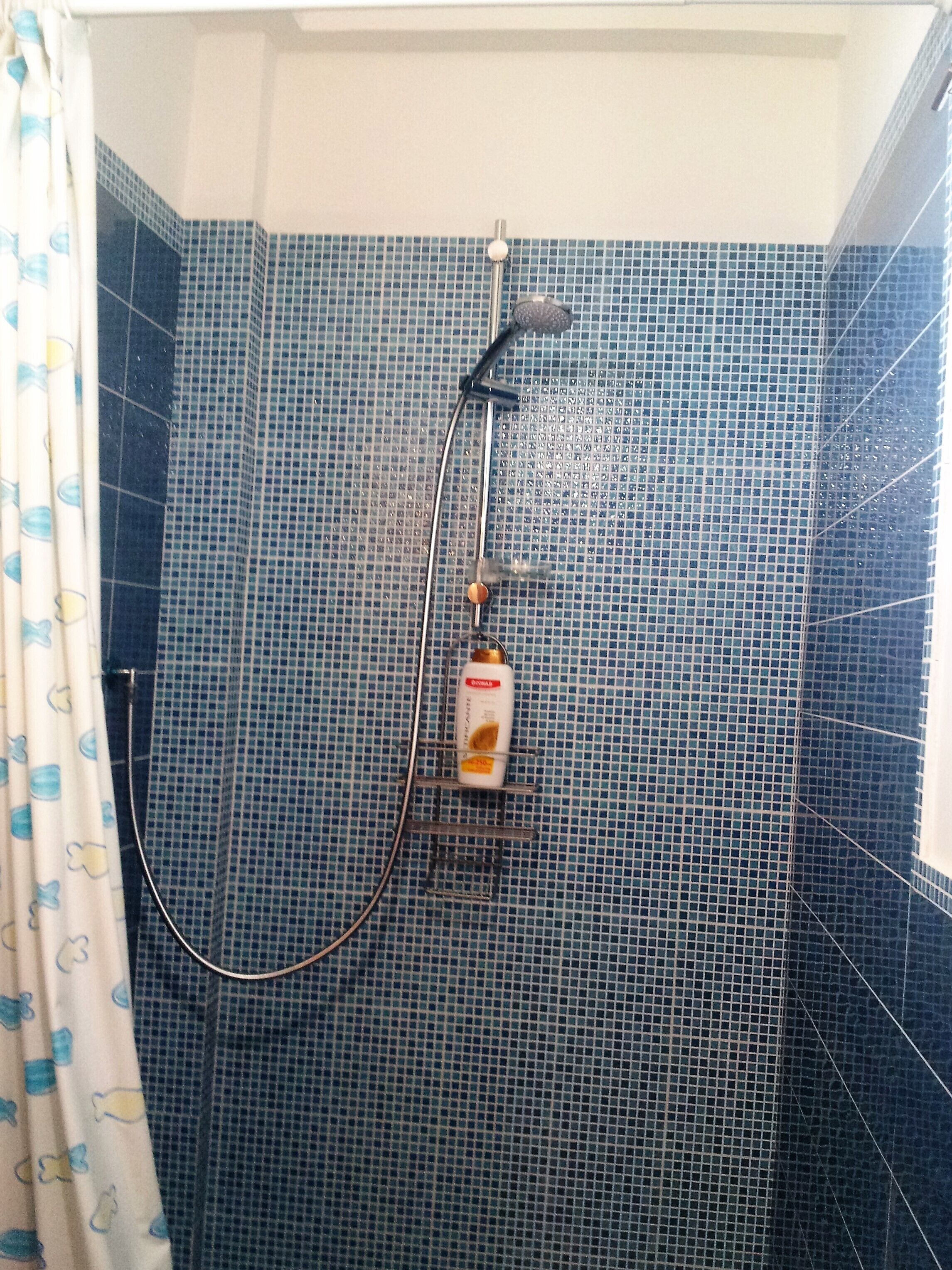 Douche, sèche-cheveux, serviettes fournies