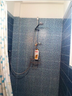Dusche, Haartrockner, Handtücher