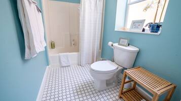 Duschwanne, Haartrockner, Handtücher, Seife