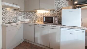 Kühlschrank, Mikrowelle, Geschirrspüler, Hochstuhl