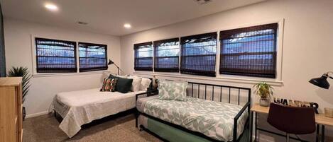 4 makuuhuonetta, työpöytä, silitysrauta/-lauta, vauvan matkasänky