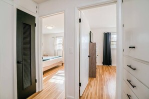 4 sovrum, skrivbord, strykjärn/strykbräda och resesäng