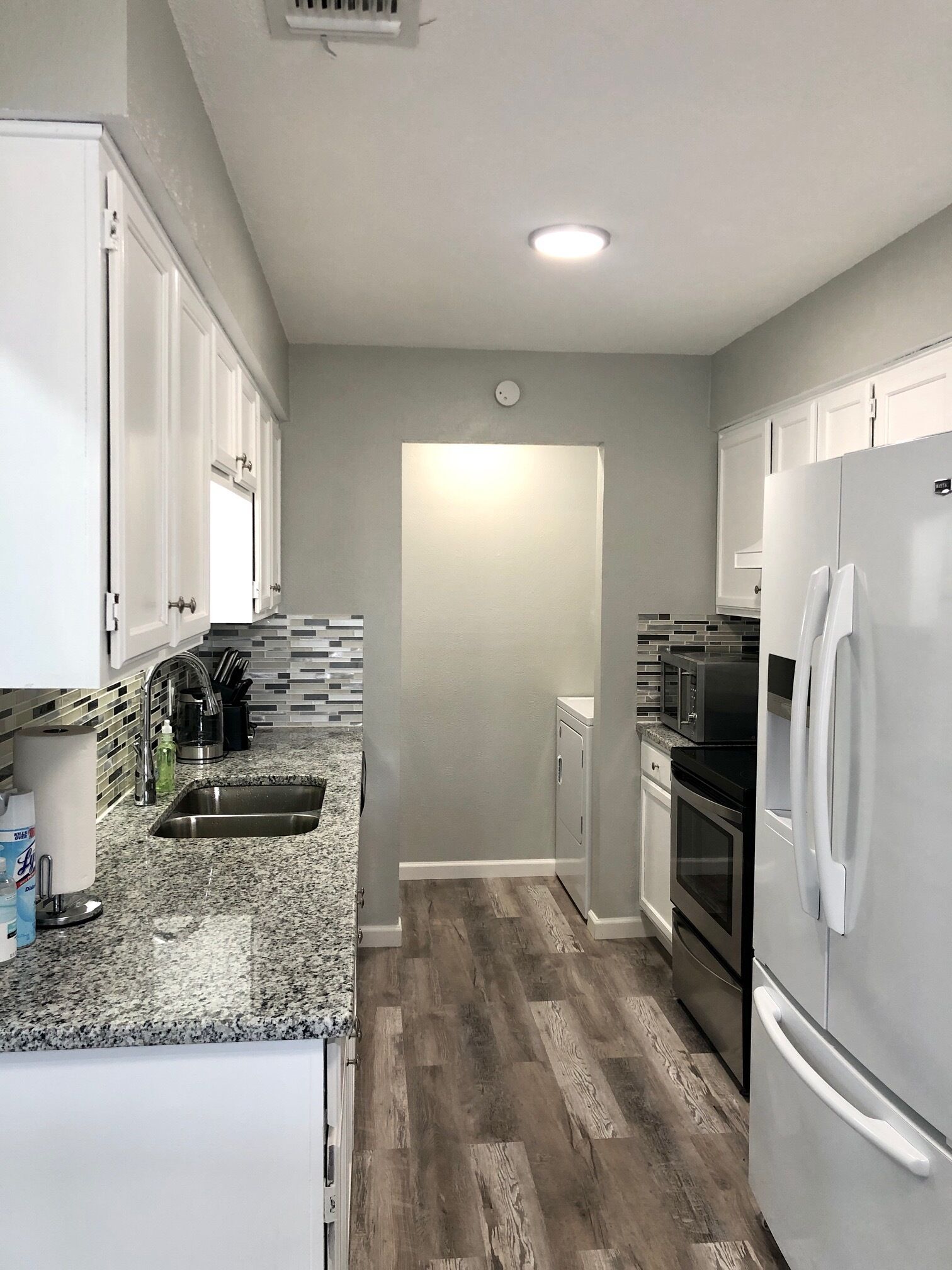 Jääkaappi, mikroaaltouuni, uuni, liesi