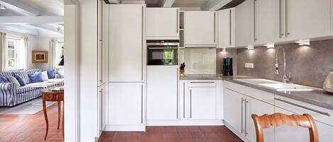 Réfrigérateur, micro-ondes, four, lave-vaisselle