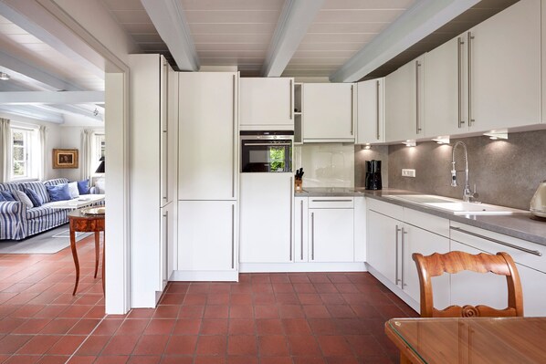 Kühlschrank, Mikrowelle, Ofen, Geschirrspüler