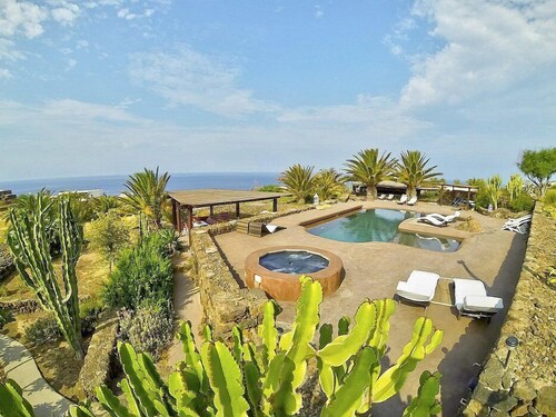 Villa Meriggio B: A characteristic dammuso with the fascination of the typical and ancient houses of the island.