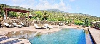 Villa Meriggio B: A characteristic dammuso with the fascination of the typical and ancient houses of the island.