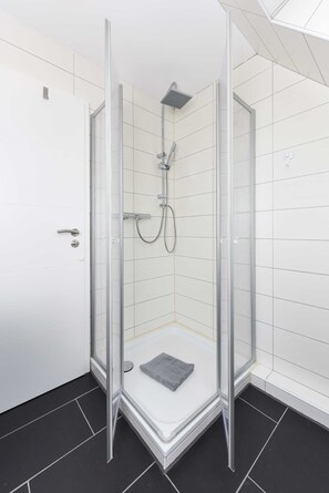 Douche, séchoir à cheveux, serviettes fournies, savon