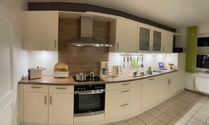 Fridge, oven, dishwasher, coffee/tea maker