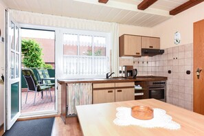 Jääkaappi, mikroaaltouuni, uuni