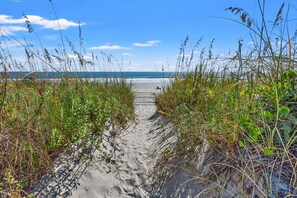 On the beach - Luxury oceanfront family vacation condo w/ amazing views and spacious feel in North Myrtle Beach (North Myrtle Beach)