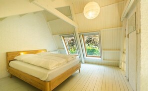 2 bedrooms, iron/ironing board, Internet, bed sheets