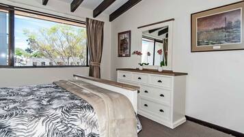 2 quartos, escrivaninha, ferros/tábuas de passar roupa