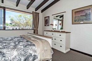 2 bedrooms, desk, iron/ironing board, free WiFi - Prime Location Handy CBD& Restaurants (Christchurch)