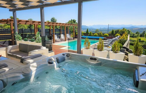 Nice home in Udbina with sauna