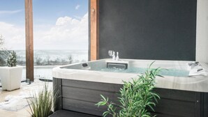 Un jacuzzi con vista a un paisaje nevado.