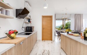 Fridge, microwave, oven, dishwasher - Nice home in Udbina with sauna (Udbina)
