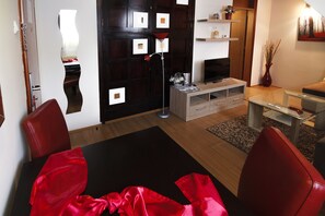 Family Suite | Living area | Flat-screen TV - Hotel Junior (Brus)