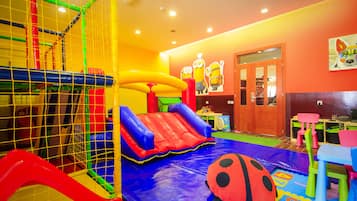 Área de juegos infantiles bajo techo