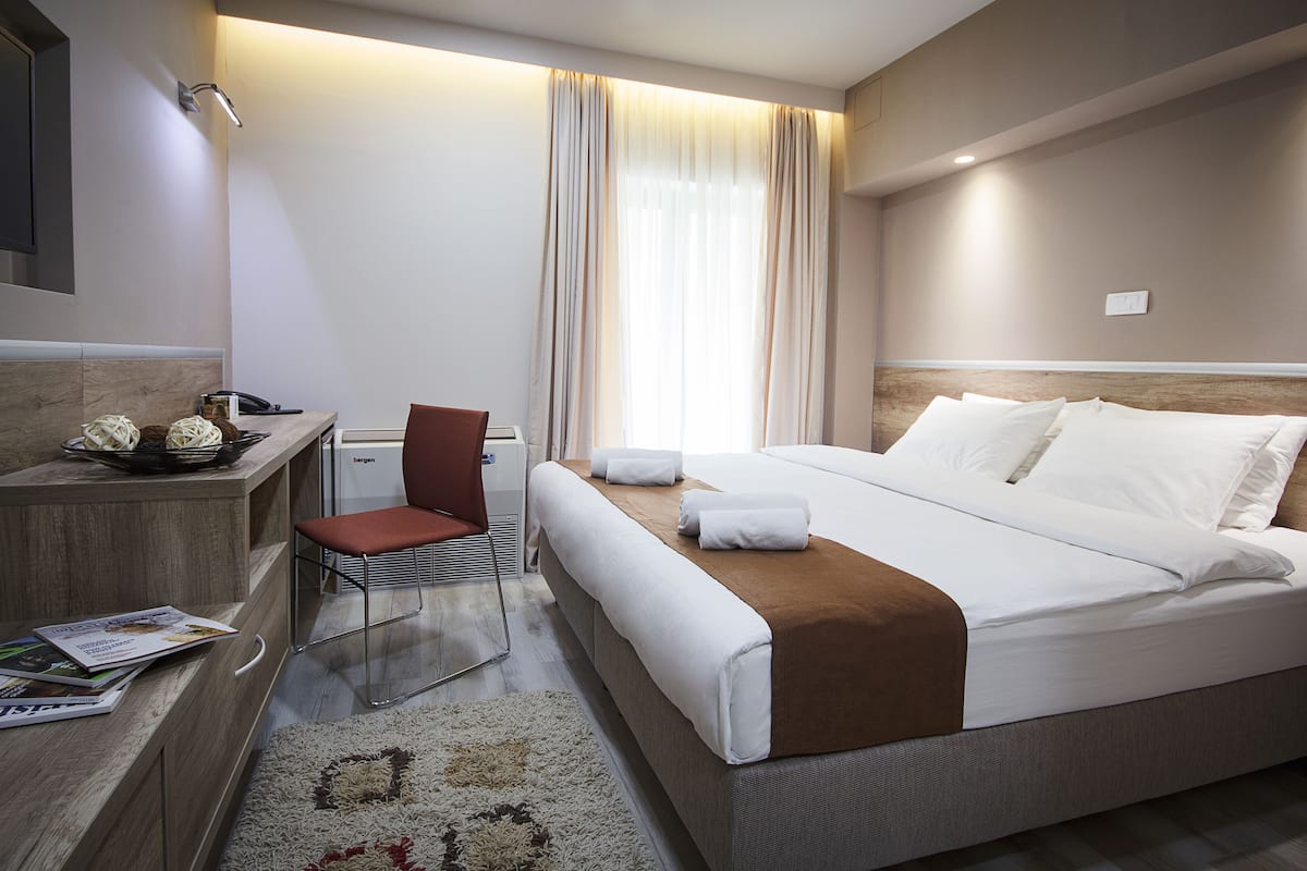 Deluxe kamer, 1 twee- of 2 eenpersoonsbedden | 2 slaapkamers, een minibar, een bureau, gratis babybedden
