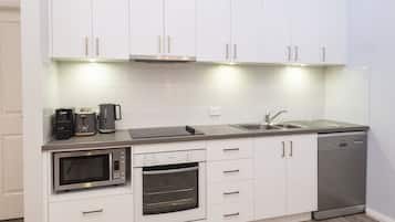 Køleskab, mikrobølgeovn, ovn, kogeplade