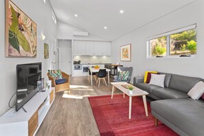 Smart TV, Netflix, streaming services - Villa 17  Beaches Bush Wineries and more (Dunsborough)