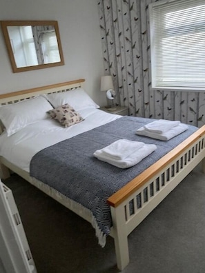 6 habitaciones, tabla de planchar con plancha y cuna de viaje