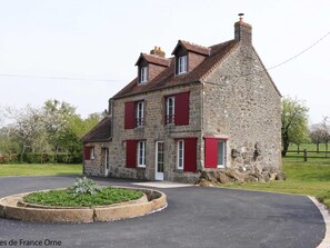 Exterior - Cozy house in Normandy with wooded garden (Ménil-Gondouin)