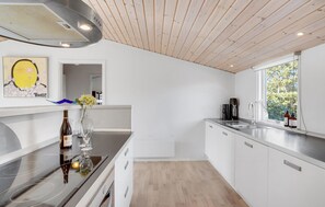 Fridge, stovetop, dishwasher, coffee/tea maker - 3 bedroom cozy home in Rødby (Rødby)