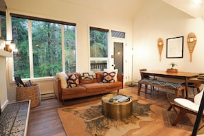 Smart TV, fireplace, table tennis, books - Luxury condo, fireplace, pet friendly, Pool, Sauna, Clubhouse, WIFI (Glacier)