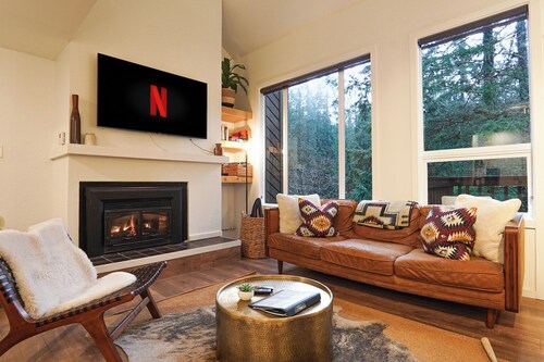 Luxury condo, fireplace, pet friendly, Pool, Sauna, Clubhouse, WIFI