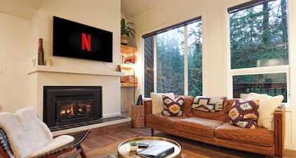 Luxury condo, fireplace, pet friendly, Pool, Sauna, Clubhouse, WIFI