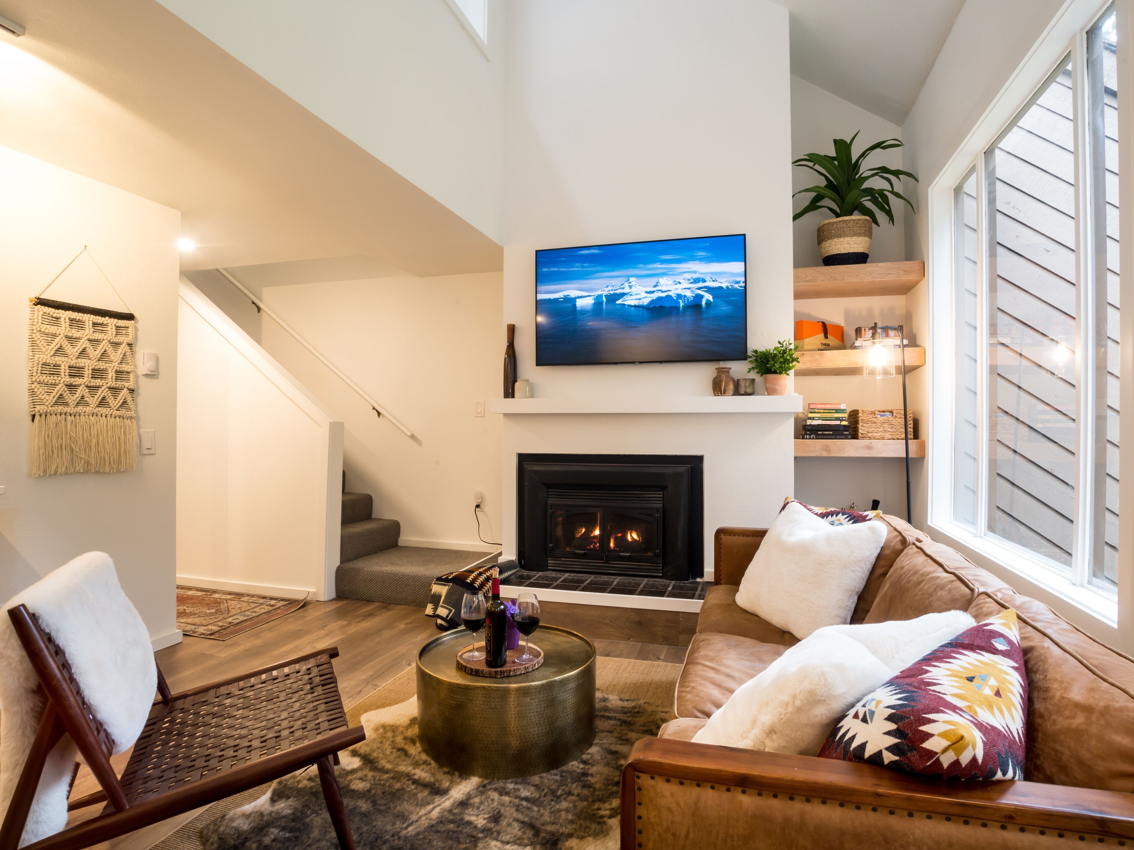 Una Smart TV, una chimenea, una mesa de tenis de mesa, libros