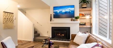 Smart TV, fireplace, ping pong, books