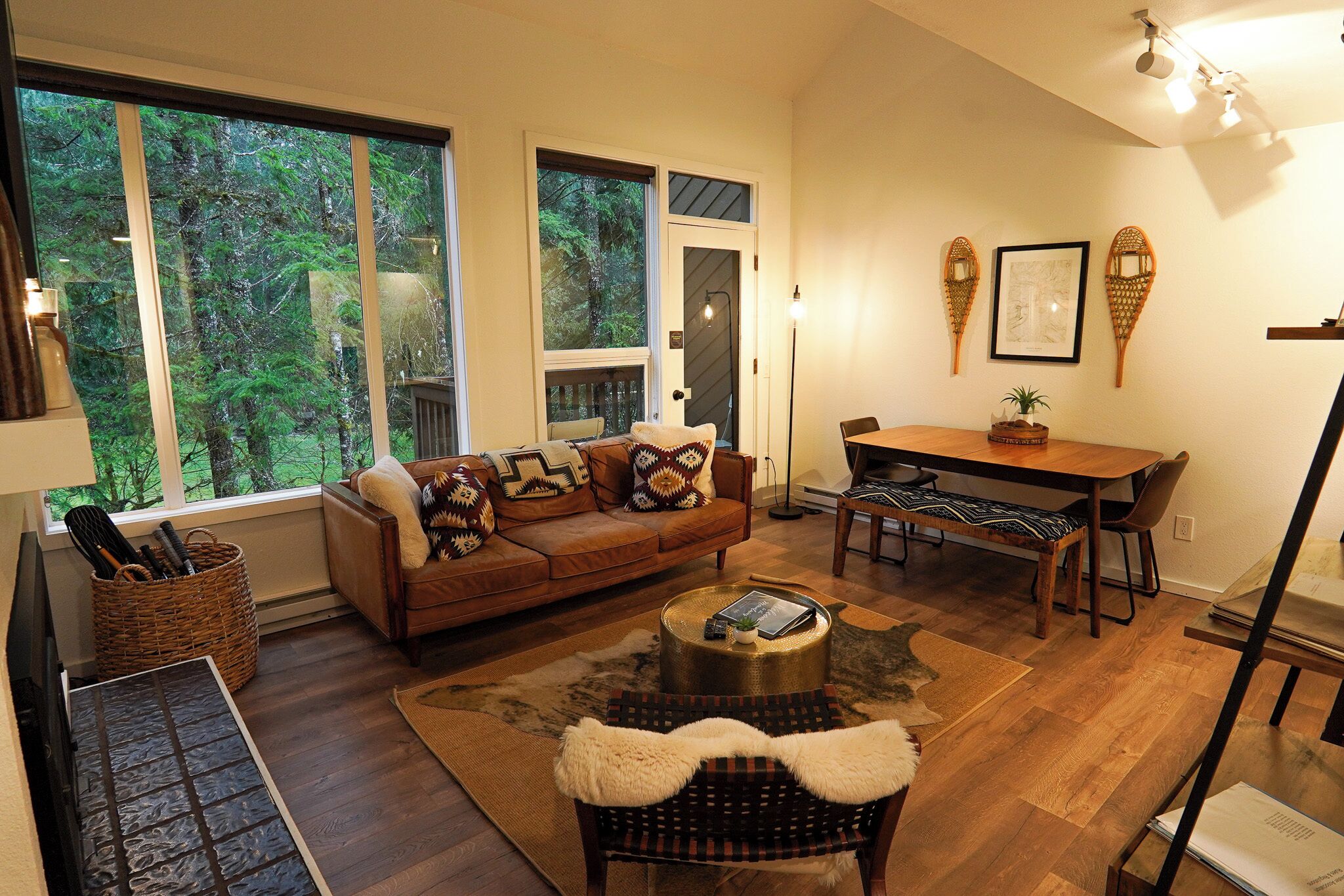 Smart-TV, peis, bordtennis og bøker