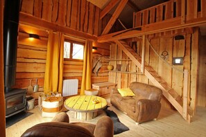 Chimenea, libros y estéreo 