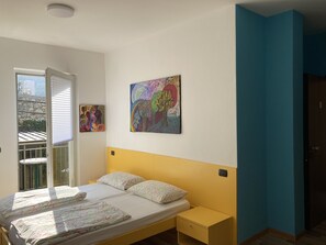 1 bedroom, in-room safe, iron/ironing board, free WiFi - Bikeapt functional studio apartment with private parking within walking distance of downtown  (Malcesine)