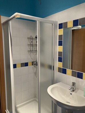 Doccia, asciugacapelli, bidet, asciugamani
