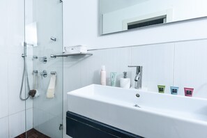 Apartment | Bathroom shower - Beautiful Interior with Private Outdoor (Tel Aviv)