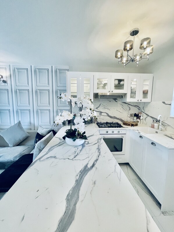 Fridge, microwave, oven, stovetop - Cotswold Chic Retreats "Cloud Nine" Chipping Campden (Chipping Campden)