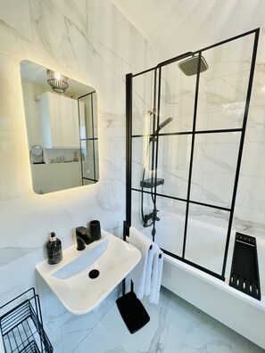 Duschwanne, Regendusche, Haartrockner, Handtücher