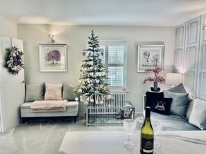 Smart TV, Netflix, streaming services, stereo - Cotswold Chic Retreats "Cloud Nine" Chipping Campden (Chipping Campden)