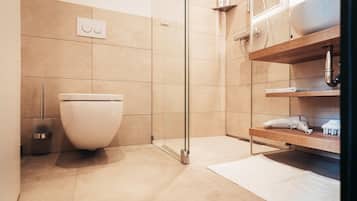 Buồng tắm vòi sen, máy sấy tóc, sàn nhà có sưởi, khăn tắm