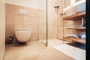 Shower, hair dryer, heated floors, towels - SmartLiving Apartments München (Munich)