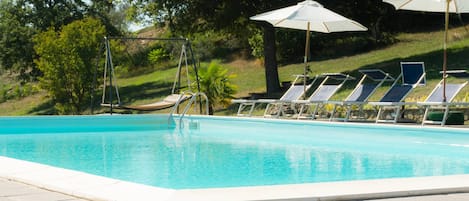 حمّام سباحة خارجي، مقاعد للتشمس